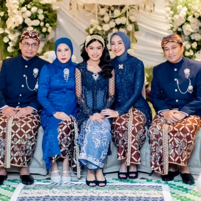 7 Foto Siraman Namira Adjani Putri Alya Rohali, Elegan Dengan Kebaya Navy