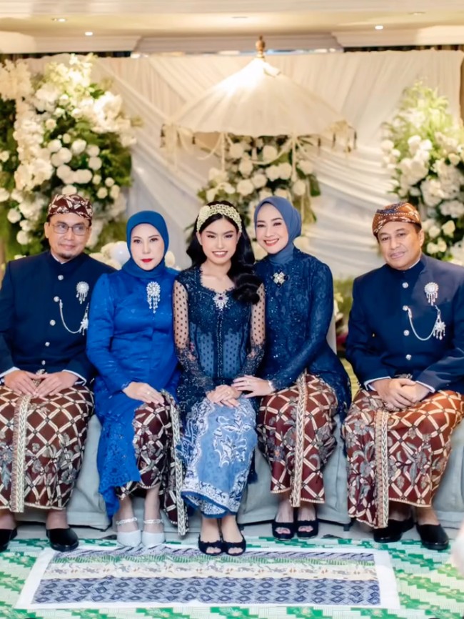 7 Foto Siraman Namira Adjani Putri Alya Rohali, Elegan Dengan Kebaya Navy