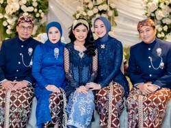 7 Foto Siraman Namira Adjani Putri Alya Rohali, Elegan Dengan Kebaya Navy