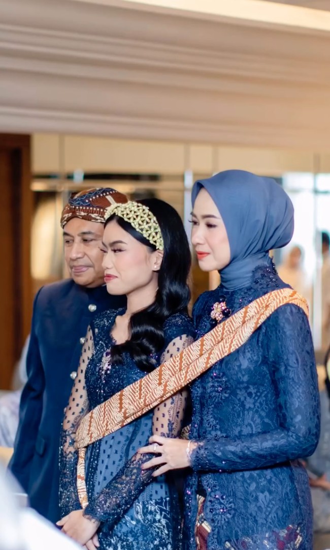 Namira didampingi oleh sang bunda, Alya Rohali, dan ayah sambungnya, Faiz Ramzy Rachbini. Namira sendiri diketahui merupakan hasil pernikahan Alya dengan suami sebelumnya, Eri Surya Kelana. Foto: Instagram/@arohali