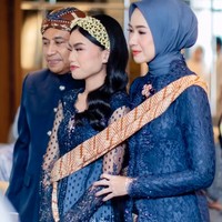 Namira didampingi oleh sang bunda, Alya Rohali, dan ayah sambungnya, Faiz Ramzy Rachbini. Namira sendiri diketahui merupakan hasil pernikahan Alya dengan suami sebelumnya, Eri Surya Kelana. Foto: Instagram/@arohali