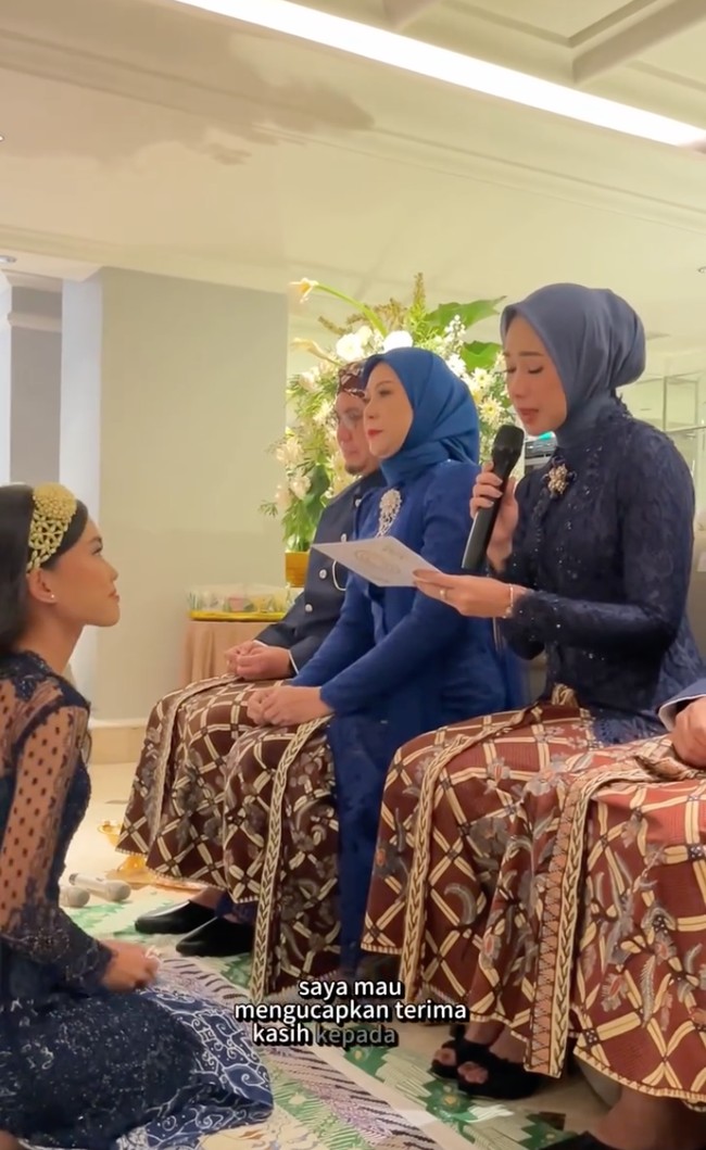 Acara siraman berlangsung khusyuk pada Minggu (3/8/25) di salah satu hotel di Jakarta. Alya Rohali pun tampak tak kuasa menahan air mata haru dan bahagianya saat memberikan kesan-pesan untuk sang putri. Foto: Instagram/@arohali