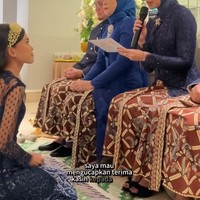 Acara siraman berlangsung khusyuk pada Minggu (3/8/25) di salah satu hotel di Jakarta. Alya Rohali pun tampak tak kuasa menahan air mata haru dan bahagianya saat memberikan kesan-pesan untuk sang putri. Foto: Instagram/@arohali