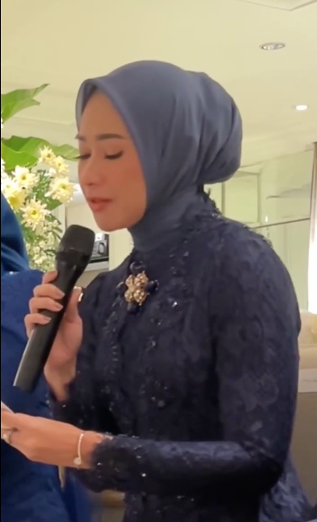 Alya tampil anggun dan menawan dengan kebaya brukat biru navy dan hijab senada. Penampilannya itu dipermanis dengan bros kuning di bagian tengah dadanya. Foto: Instagram/@arohali