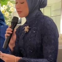 Alya tampil anggun dan menawan dengan kebaya brukat biru navy dan hijab senada. Penampilannya itu dipermanis dengan bros kuning di bagian tengah dadanya. Foto: Instagram/@arohali