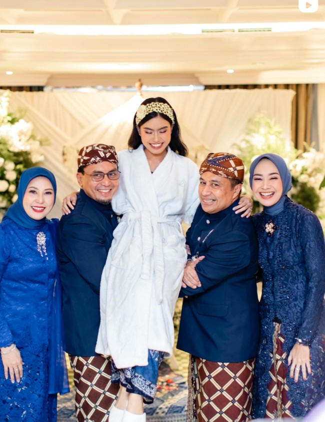 Selesai prosesi siraman, ayah kandung dan ayah sambung Namira tampak bersama-sama menggendong dirinya. Meski sudah bercerai dan memiliki pasangan masing-masing namun Alya dan mantan suaminya itu masih terlihat kompak. Foto: Instagram/@arohali