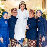 Selesai prosesi siraman, ayah kandung dan ayah sambung Namira tampak bersama-sama menggendong dirinya. Meski sudah bercerai dan memiliki pasangan masing-masing namun Alya dan mantan suaminya itu masih terlihat kompak. Foto: Instagram/@arohali