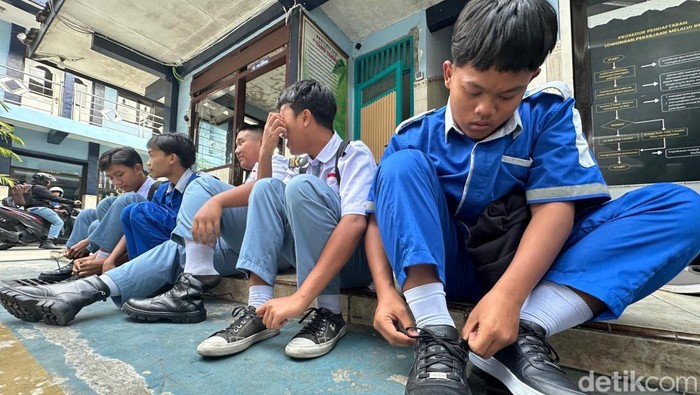 Siswa di Kediri patungan untuk membelikan sepatu baru ke temannya