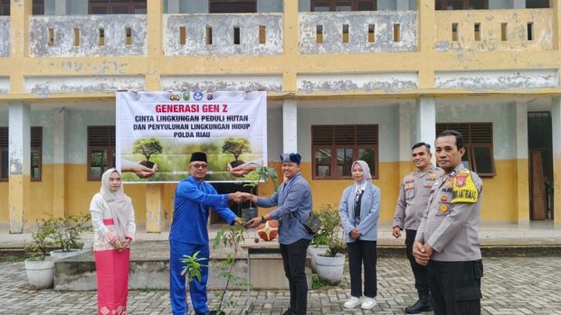 Siswa SMKN 8 Pekanbaru ikut menanam pohon mendukung Green Policing Polda Riau, Sealasa (5/8/2025).