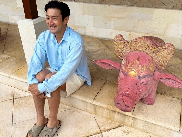 Siwon tengah menikmati liburan di Bali. (Instagram @siwonchoi)
