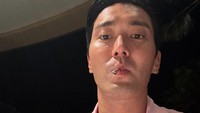 Siwon juga menikmati es krim coklat saat menginap di The St. Regis Bali Resort. (Instagram @siwonchoi)