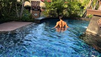 Siwon tampak berenang di The St. Regis Bali Resort. (Instagram @siwonchoi)