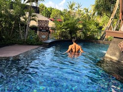 Siwon tampak berenang di The St. Regis Bali Resort. (Instagram @siwonchoi)