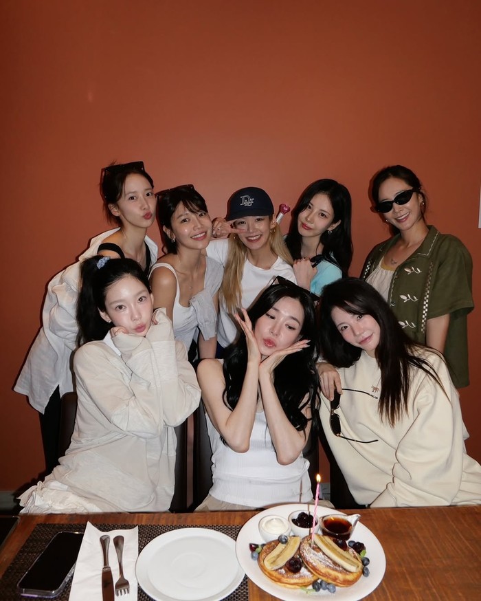 SNSD merayakan ulang tahun ke-18 debut.