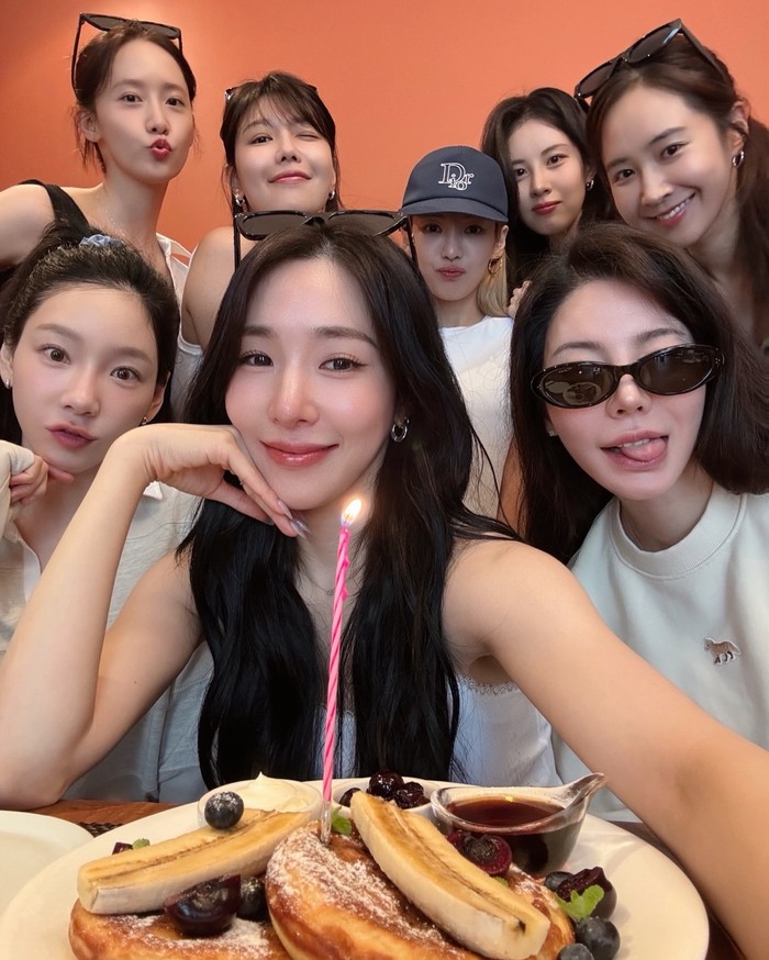 SNSD merayakan ulang tahun ke-18 debut.