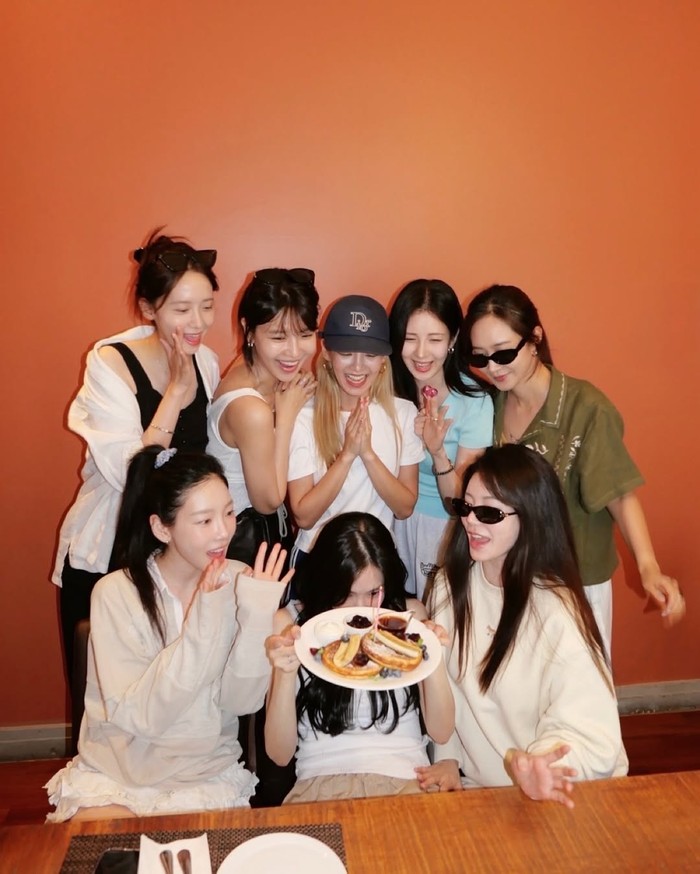 SNSD merayakan ulang tahun ke-18 debut.
