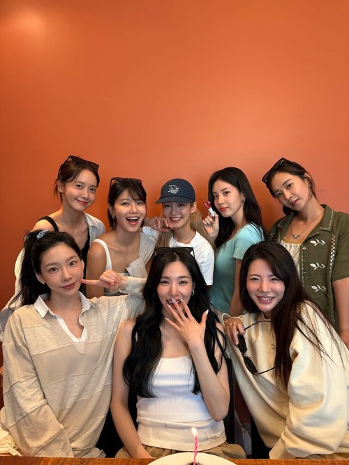 SNSD merayakan ulang tahun ke-18 debut.