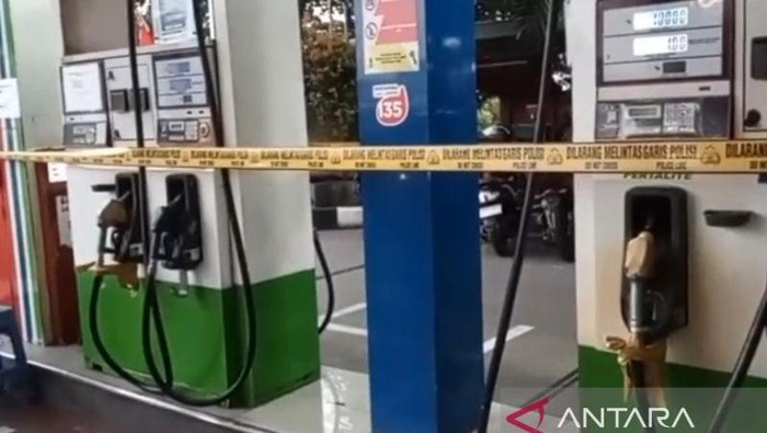 Pompa bahan bakar minyak (BBM) Pertalite Stasiun Pengisian Bahan Bakar Umum (SPBU) 34.116.12 di Kembang Kerep, Kembangan, Jakarta Barat dipasangi garis polisi imbas kelalaian petugas yang mengisi BBM Biosolar pada tangki Pertalite, Senin (4/8/2025).