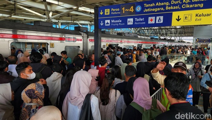 Suasana di Stasiun Manggarai, Jakarta Selatan, kembali normal dan mulai ramai seperti biasa pada pukul 10.00 WIB, Selasa (5/8/2025). Penumpang tampak kembali beraktivitas tanpa hambatan berarti.