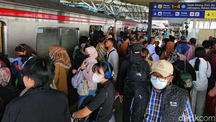 Suasana Manggarai Kembali Normal Usai Kereta Anjlok Suasana di Stasiun Manggarai, Jakarta Selatan, kembali normal dan mulai ramai seperti biasa pada pukul 10.00 WIB, Selasa (5/8/2025). Penumpang tampak kembali beraktivitas tanpa hambatan berarti.