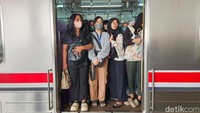 Hingga pukul 10.00 WIB, rangkaian kereta dari arah timur dan selatan hanya bisa berhenti sampai di Stasiun Jayakarta. Stasiun tersebut merupakan satu perhentian sebelum Jakarta Kota.  