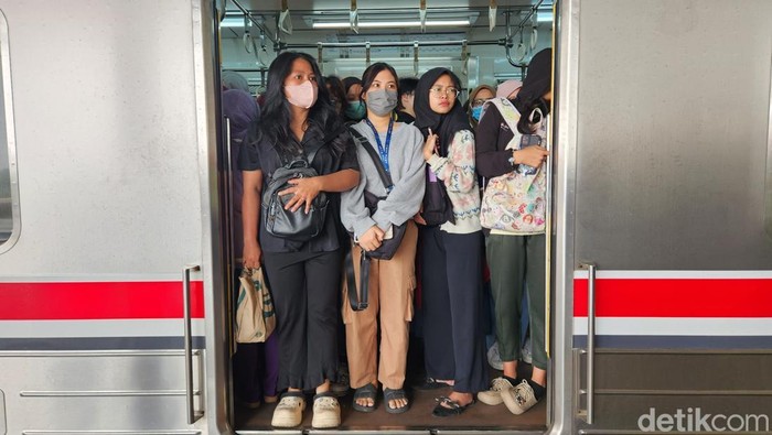 Suasana Manggarai Kembali Normal Usai Kereta Anjlok Suasana di Stasiun Manggarai, Jakarta Selatan, kembali normal dan mulai ramai seperti biasa pada pukul 10.00 WIB, Selasa (5/8/2025). Penumpang tampak kembali beraktivitas tanpa hambatan berarti.