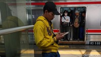 Pihak PT Kereta Commuter Indonesia (KCI) menginformasikan adanya penyesuaian perjalanan dan meminta maaf atas ketidaknyamanan yang terjadi. Mereka juga menyiagakan petugas tambahan di lapangan untuk membantu penumpang. 