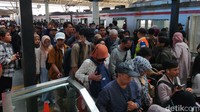 Hingga siang hari, arus penumpang di Stasiun Manggarai telah kembali lancar. Layanan kereta mulai beroperasi secara normal meski masih dilakukan pengaturan tambahan oleh petugas. 