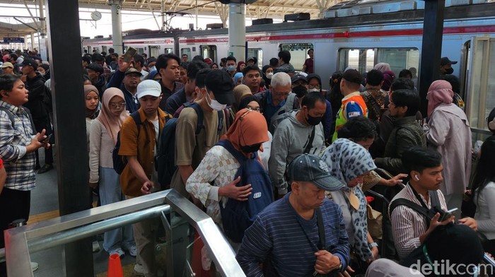 Suasana di Stasiun Manggarai, Jakarta Selatan, kembali normal dan mulai ramai seperti biasa pada pukul 10.00 WIB, Selasa (5/8/2025). Penumpang tampak kembali beraktivitas tanpa hambatan berarti.
