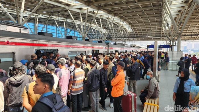 Suasana Stasiun Manggarai sempat menumpuk akibat kereta anjlok di Jakarta Kota. (Adrial/detikcom)