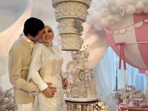 Gaya Glamor Syahrini di Pesta Ultah, Pakai Cincin Rp 18 Miliar