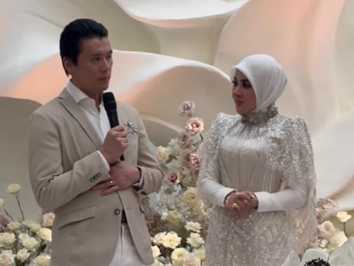 Syahrini soal kehidupan Singapura Syahrini di acara ultah.