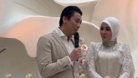 Kehidupan istri saya di Singapura, bangunnya jam 4 pagi, biasanya salat tahajud. Tapi sejak setahun ini nyusuin anak, gak tidur lagi, lanjut salat. Kalau saya tidur lagi, karena saya harus berperan di siang hari, tutur Reino Barack dalam acara tersebut di Instagram Stories Syahrini, Selasa (5/8/2025). Foto: dok instagram Syahrini