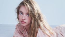 Pesona Sydney Sweeney, Banjir DM Ajakan Kencan dari Bintang Liverpool-MU