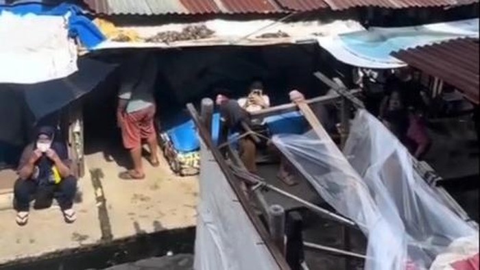 Tangkapan layar video penampakan lapak pedagang yang dikeluhkan oleh warga di Medan. (Dok. Istimewa)