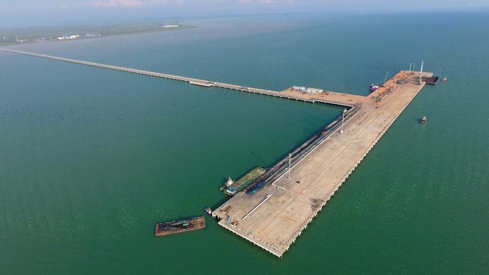 Terminal Kijing di Mempawah yang dikelola PT Pelabuhan Tanjung Priok (PTP Nonpetikemas) Cabang Pontianak menjadi tulang punggung ekonomi Kalimantan Barat.