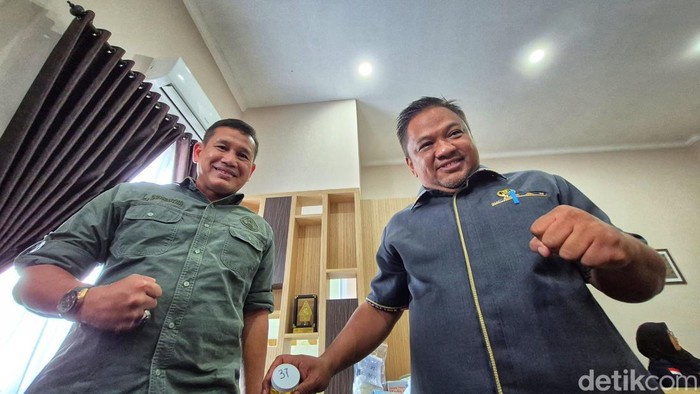 Ketua DPRD Kabupaten Sukabumi memegang sampel urine bersama Kepala BNNK Sukabumi dalam kegiatan tes urine mendadak di lingkungan DPRD, sebagai bentuk komitmen memerangi penyalahgunaan narkoba di kalangan pejabat publik