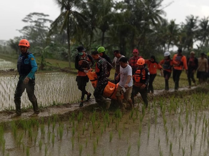 Tim SAR gabungan mengevakuasi mayat seorang korban banjir bandang di Sungai Klawing, di Desa Rejasari, Kecamatan Kaligondang, Purbalingga, Selasa (5/8/2025).