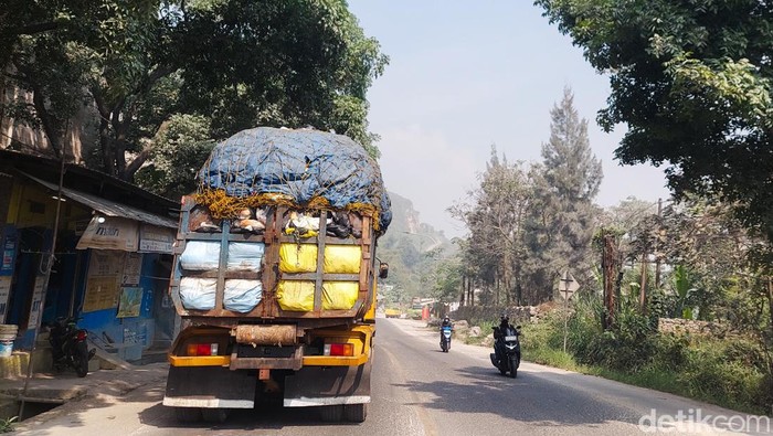 Truk sampah ODOL melintas di Jalan Raya Cipatat-Padalarang Menuju TPA Sarimukti