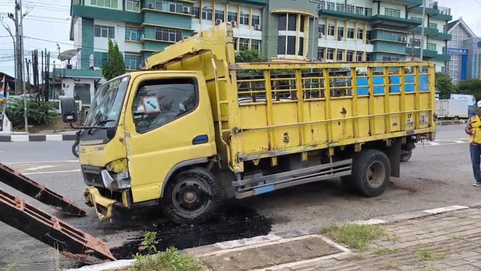 Truk yang terguling usai menabrak flyover setelah dievakuasi.