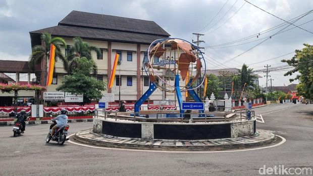 Umbul-umbul Podhang Ngisep Sari yang terpasang di Kapanewon Wonosari hingga Nglipar, Selasa (5/8/2025).