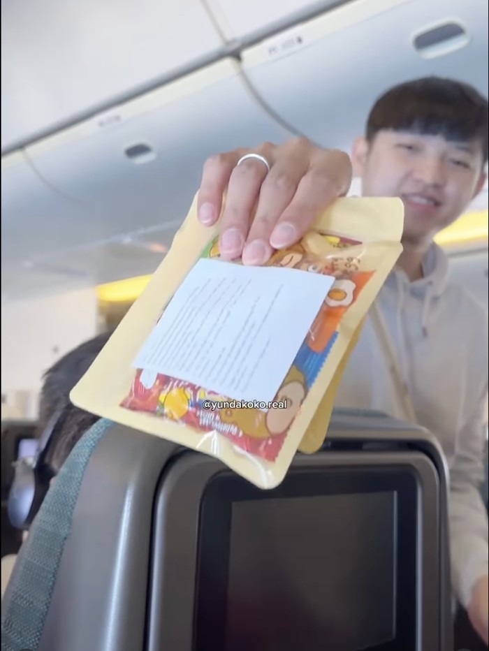 Ustaz Dennis Lim membagikan coklat di pesawat karena perdana membawa bayi kembar mereka.