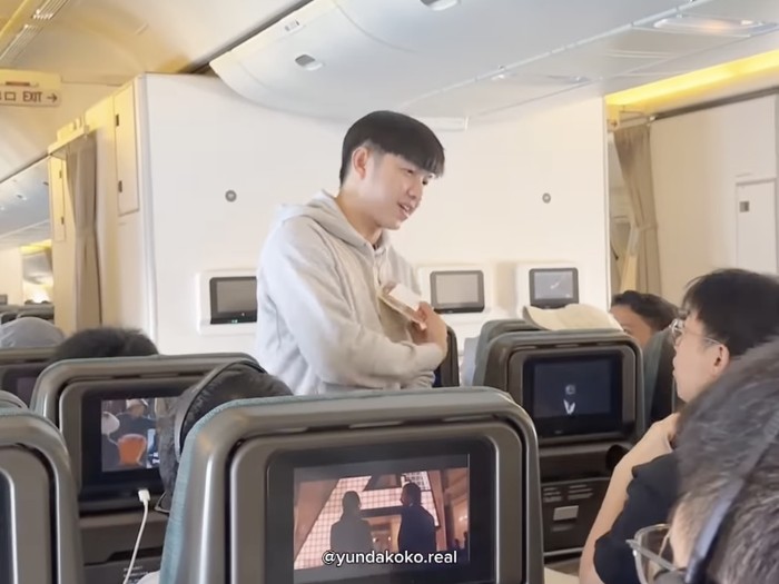 Ustaz Dennis Lim Ustaz Dennis Lim membagikan coklat di pesawat karena perdana membawa bayi kembar mereka.