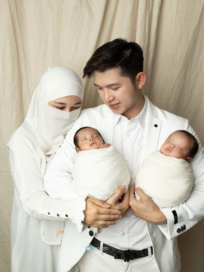 Ustaz Dennis Lim Ustaz Dennis Lim dan istri, Yunda Faisyah bersama anak kembar mereka.
