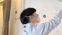 Ia mengaku anak kembarnya sempat menangis berada di dalam pesawat. Ya namanya bayi ya tetap menangis karena, harus ganti popok. Dan haus juga saat ibunya belum selesai pompa ASI. Sempat diliatin sih sama penumpang, tapi alhamdulillah semuanya baik-baik, imbuhnya.  Foto: Instagram @yundafaisyah