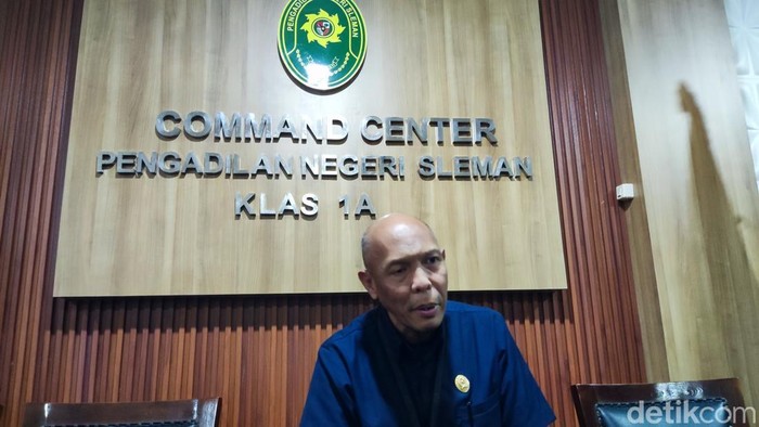 Wakil Ketua PN Sleman Agung Nugroho saat memberikan keterangan kepada wartawan terkait sidang gugatan ijazah Jokowi di PN Sleman, Selasa (5/8/2025).