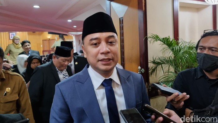 Wali Kota Eri Cahyadi di DPRD Surabaya.