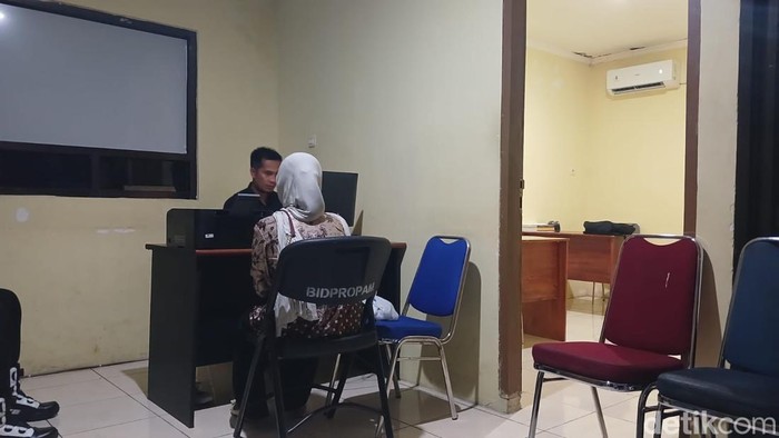 Wanita melaporkan oknum perwira Polda Sulbar ke propam.