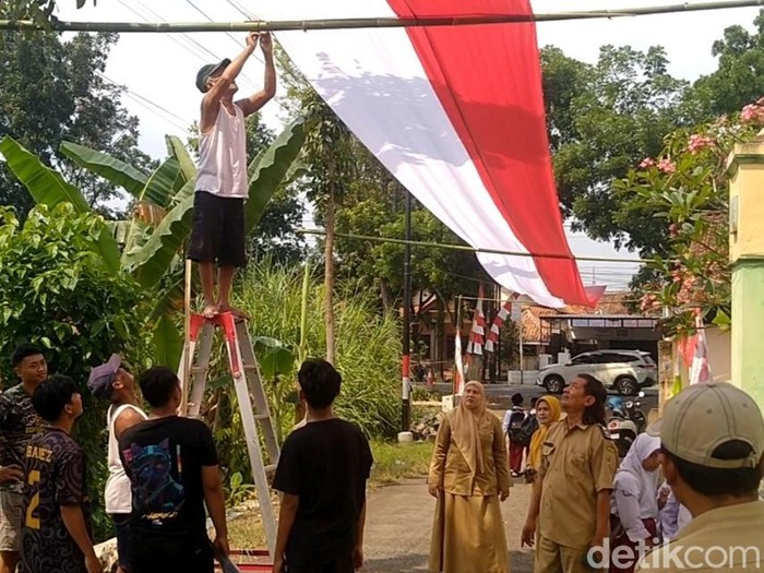 Warga Dukuh Harjosari, Desa Kayuguritan, Kabupaten Pekalongan. membentangkan merah putih ratusan meter di atas jalan desa, Selasa (5/8/2025).