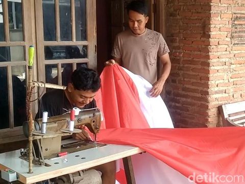 Warga Dukuh Harjosari, Desa Kayuguritan, Kabupaten Pekalongan. membentangkan merah putih ratusan meter di atas jalan desa, Selasa (5/8/2025).